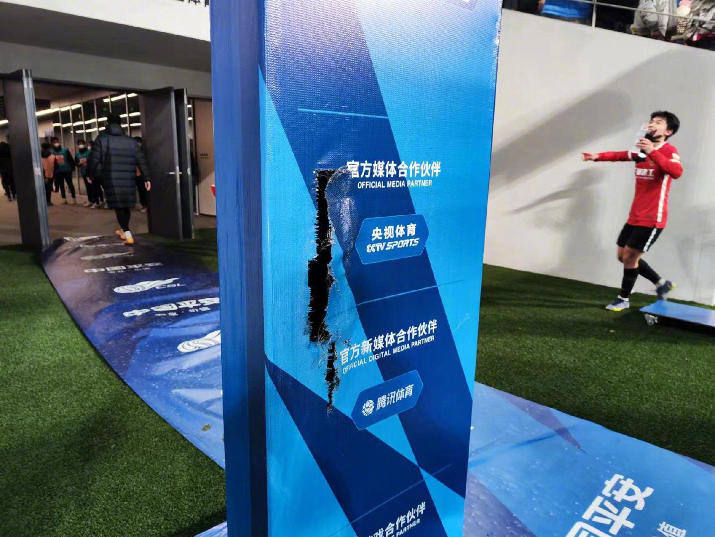 vivian笑着说道：百货大楼卖那些破烂儿，能跟我们这种比吗？我们店里一双鞋都七八千起步，一条纱巾都三五千，随便拿一个包出来，比以前百货大楼一排货柜里的东西都贵。